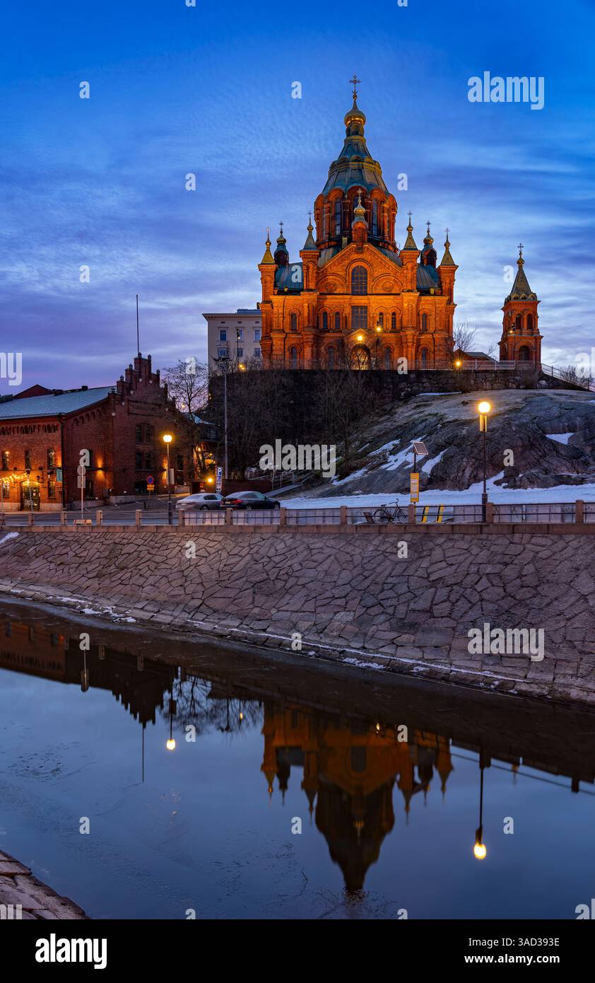 Helsinki, die Uspenski-Kathedrale (Kathedrale der Himmelfahrt), ist die größte orthodoxe Kirche in Westeuropa, erbaut auf einem Felsen am westlichen Ende der Halbinsel Katajanokka im Zentrum von Helsinki vom Architekten Alexej Gornostajew im russisch-byzantinischen Stil (1868). Stockfoto