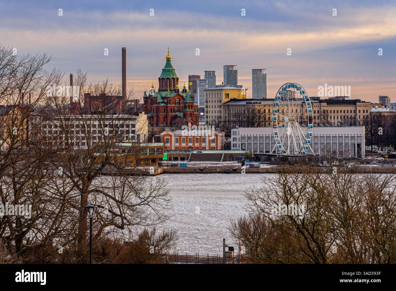 Helsinki, die Uspenski-Kathedrale (Kathedrale der Himmelfahrt), ist die größte orthodoxe Kirche in Westeuropa, erbaut auf einem Felsen am westlichen Ende der Halbinsel Katajanokka im Zentrum von Helsinki vom Architekten Alexej Gornostajew im russisch-byzantinischen Stil (1868). Stockfoto
