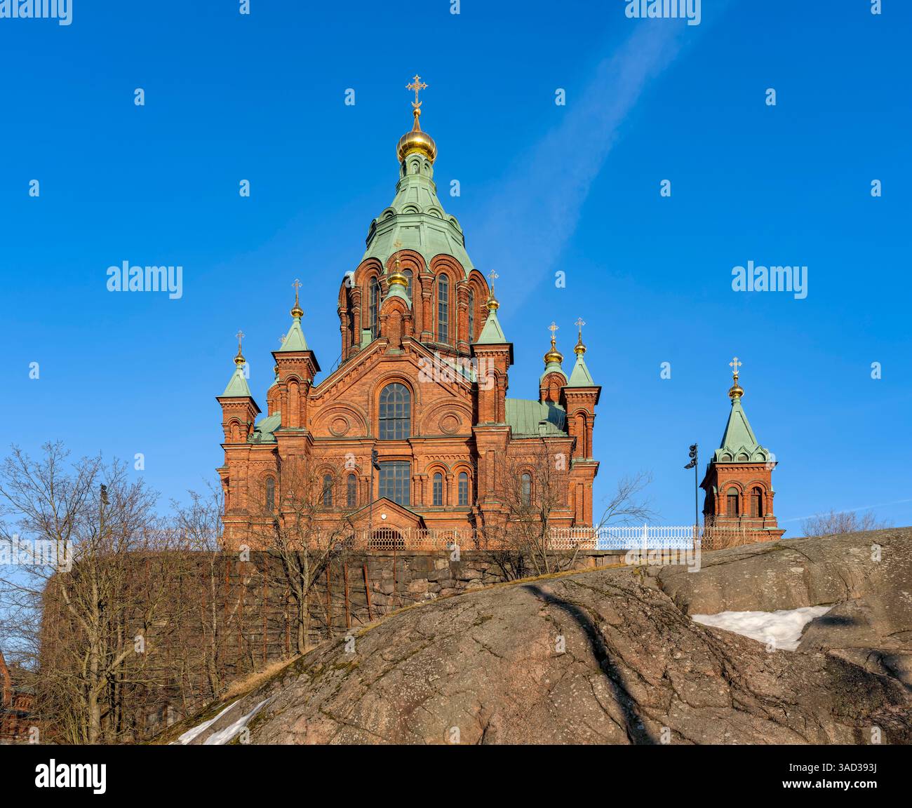 Helsinki, die Uspenski-Kathedrale (Kathedrale der Himmelfahrt), ist die größte orthodoxe Kirche in Westeuropa, erbaut auf einem Felsen am westlichen Ende der Halbinsel Katajanokka im Zentrum von Helsinki vom Architekten Alexej Gornostajew im russisch-byzantinischen Stil (1868). Stockfoto