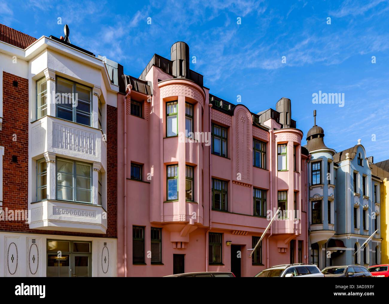 Helsinki, farbenfrohe Fassaden, turmartige Erkerfenster und viele Balkone in der Huvilakatu Straße (Villa Street) im Stadtteil Ullanlinna zeigen den Charme der Jugendstilarchitektur. Stockfoto