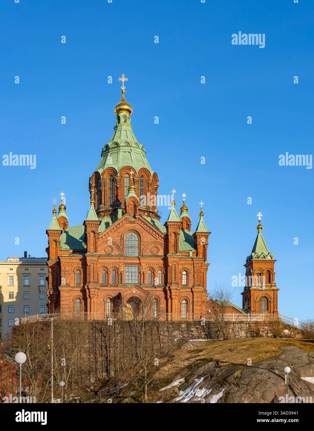 Helsinki, die Uspenski-Kathedrale (Kathedrale der Himmelfahrt), ist die größte orthodoxe Kirche in Westeuropa, erbaut auf einem Felsen am westlichen Ende der Halbinsel Katajanokka im Zentrum von Helsinki vom Architekten Alexej Gornostajew im russisch-byzantinischen Stil (1868). Stockfoto