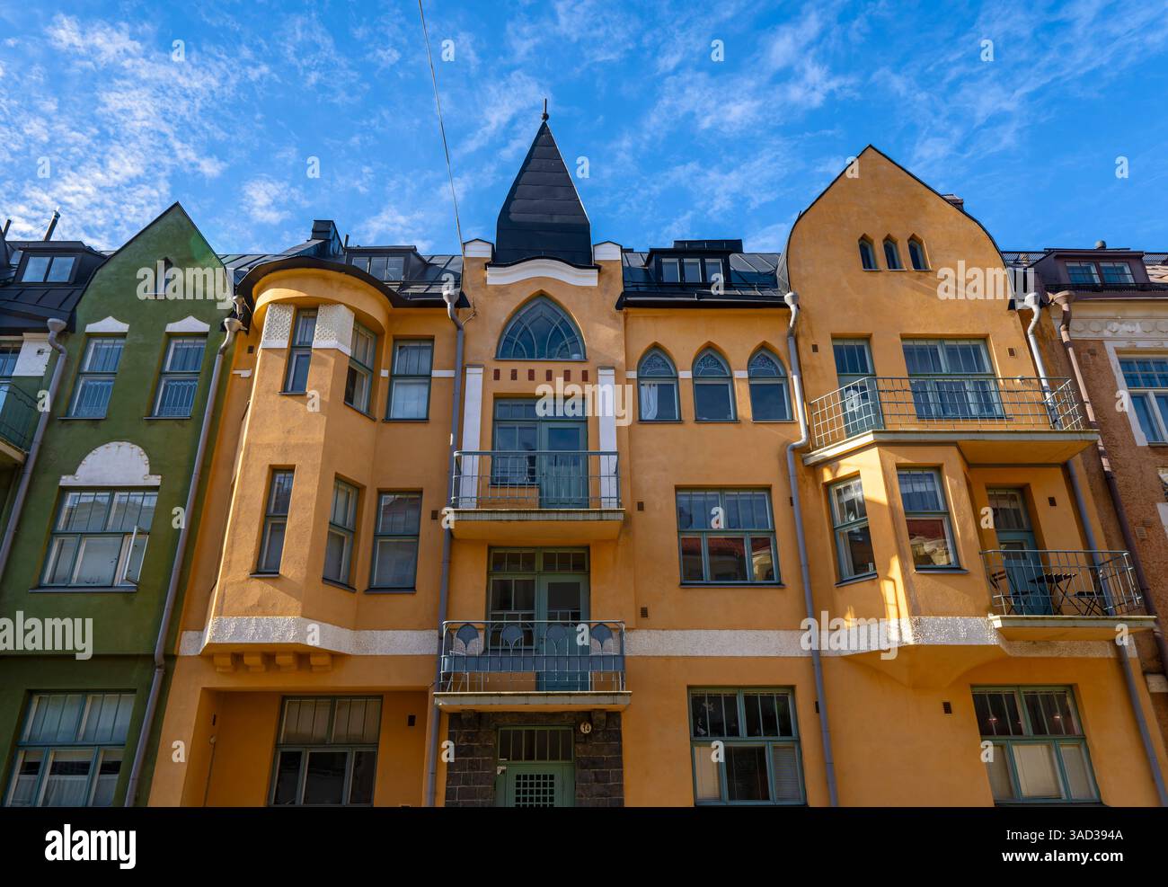Helsinki, farbenfrohe Fassaden, turmartige Erkerfenster und viele Balkone in der Huvilakatu Straße (Villa Street) im Stadtteil Ullanlinna zeigen den Charme der Jugendstilarchitektur. Stockfoto