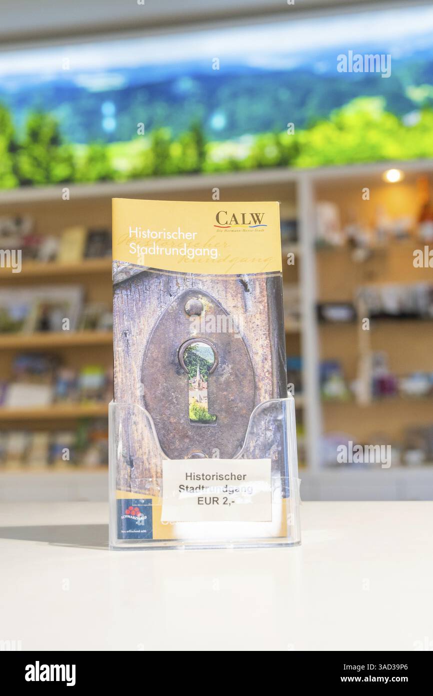Broschüre für historische Stadtführungen in Calw mit Holztür im Broschürenstand, Touristinfo Calw, Schwarzwald, Deutschland, Europa Stockfoto