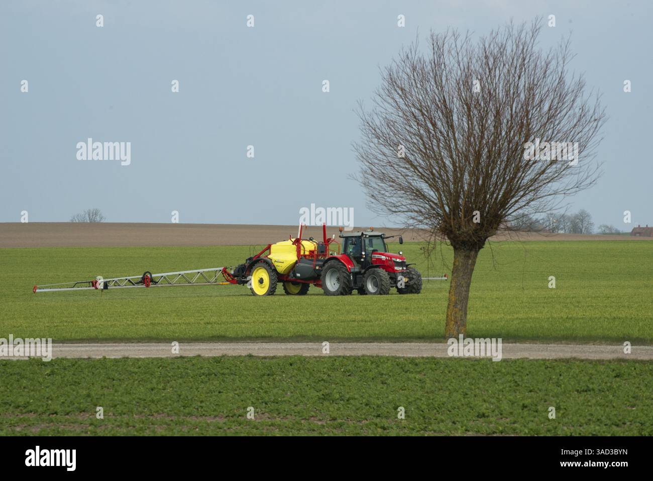 Traktor dngen landwirtschaft feld -Fotos und -Bildmaterial in hoher  Auflsung  Alamy
