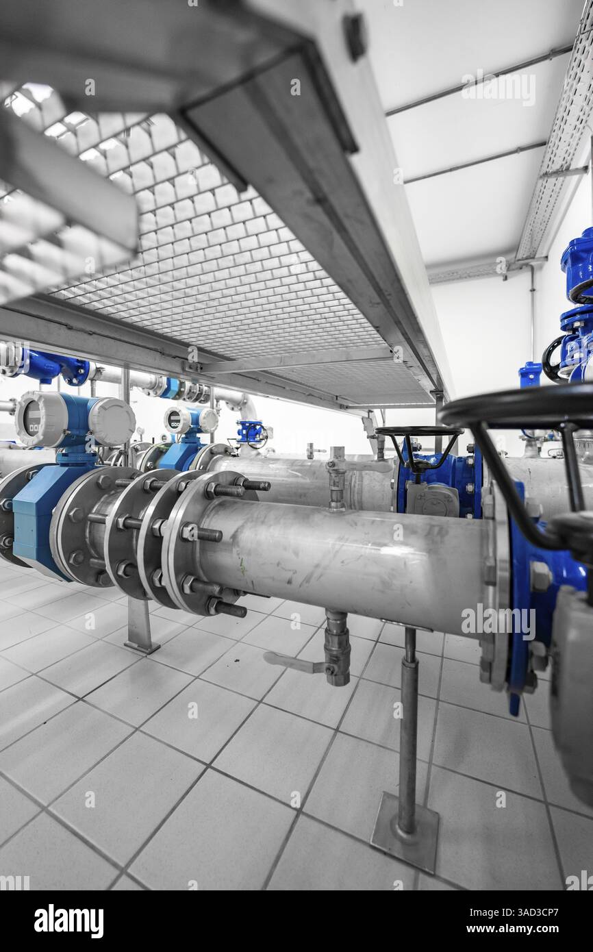 Silberrohre mit blauen Verbindungselementen in einem Technikraum, ENCW Netze Calw Wasserwerk, Calw, Schwarzwald, Deutschland, Europa Stockfoto