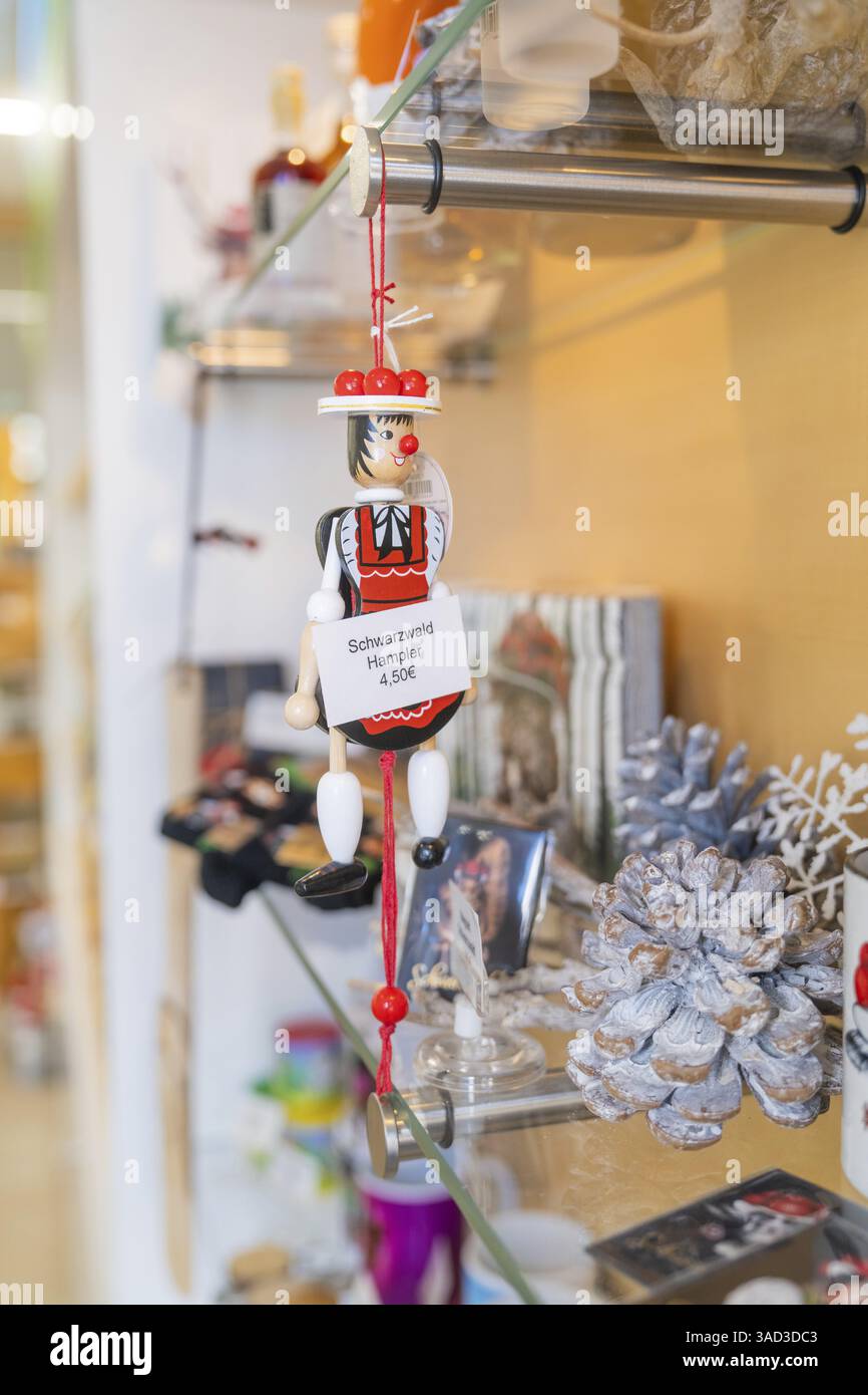 Traditioneller Schwarzwälder Springbock als Schaufensterdekoration neben anderen Souvenirs, Touristeninformation Calw, Schwarzwald, Deutschland, E Stockfoto