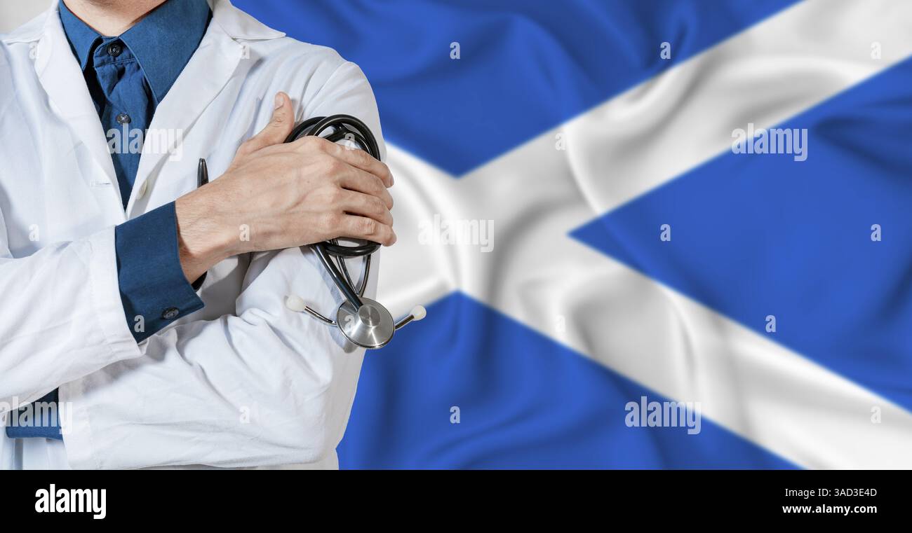 Doktor mit Stethoskop auf schottischer Flagge. Doktor hält Stethoskop auf Schottland-Flagge Stockfoto