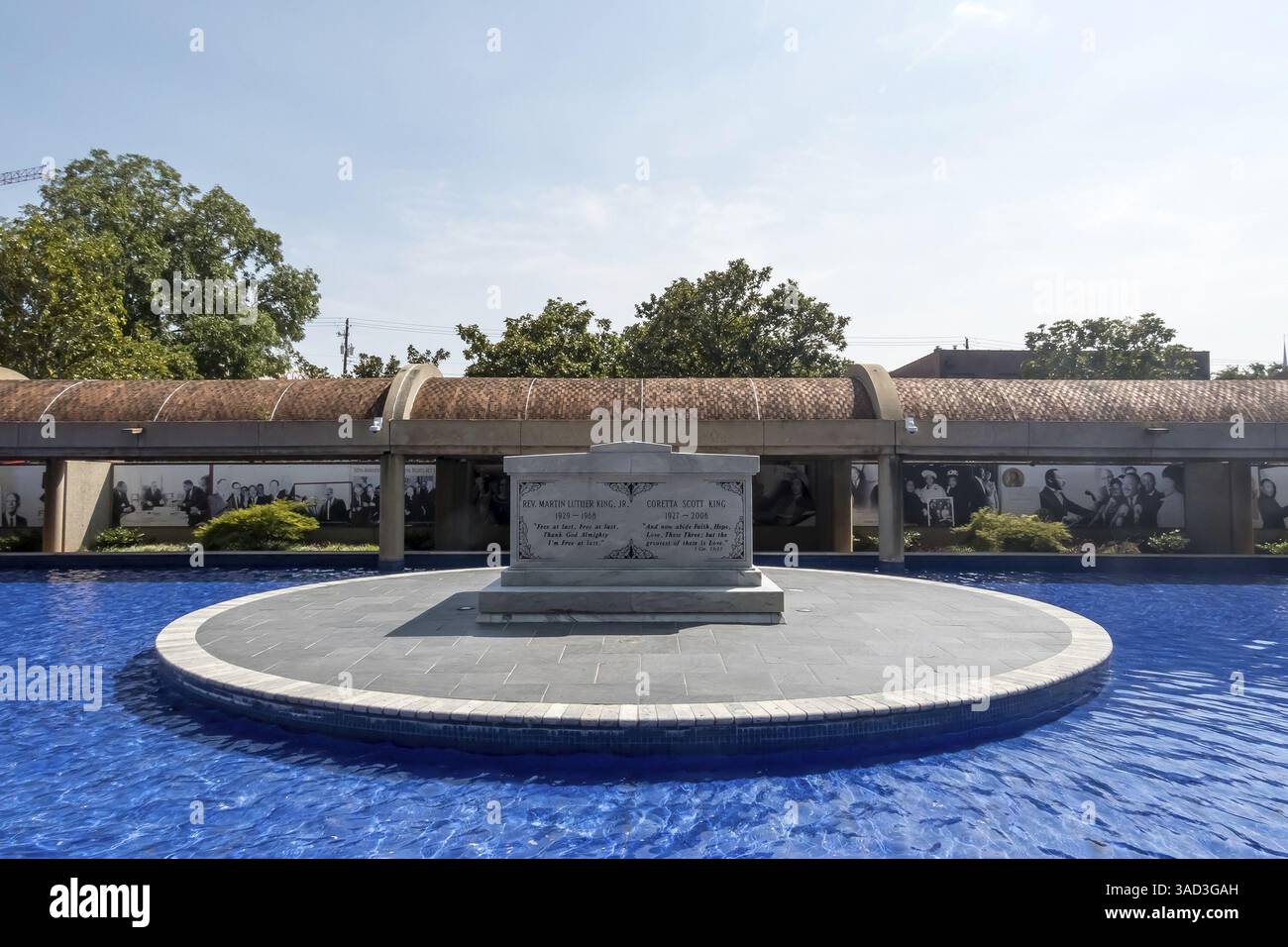 Das Grab von Martin Luther King Jr. und Coretta Scott King liegt gegenüber der Auburn Avenue vom King Center. Die Website verfügt über einen reflektierenden Pool mit Fr. Stockfoto
