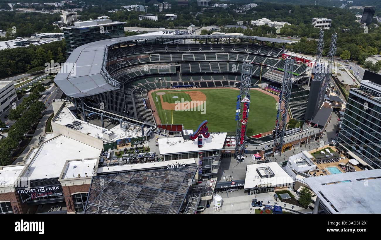 Ein Blick aus der Vogelperspektive auf den Truist Park zeigt ein modernes Baseballstadion in der Vorstadtlandschaft von Cobb County. Umgeben von Battery Atlanta Stockfoto