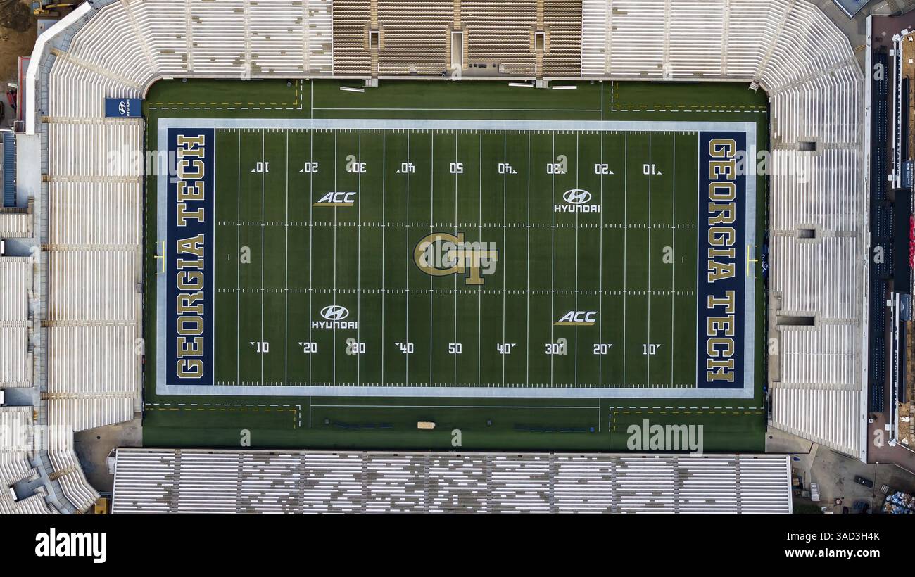Ein Blick aus der Vogelperspektive auf das Bobby Dodd Stadium am Hyundai Field zeigt ein lebhaftes Fußballstadion im Herzen von Atlanta, umgeben von städtischen Strukturen Stockfoto