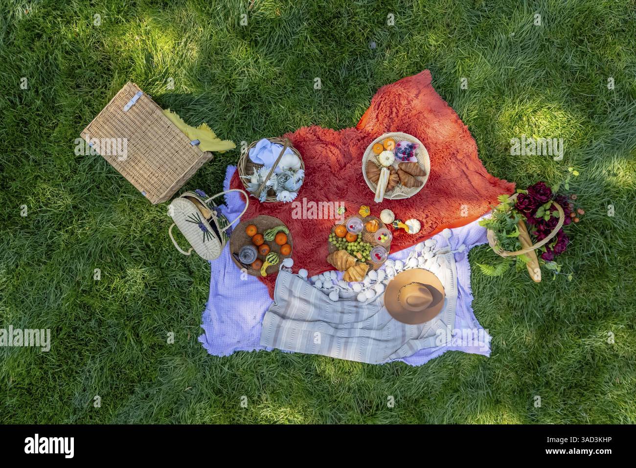 Ein lebhaftes Herbstpicknick bietet farbenfrohe foodsâ, saisonale Kürbisse, Äpfel, Wurstwaren, frisches Brot, Käse, und warme Getränke. Umgeben Stockfoto