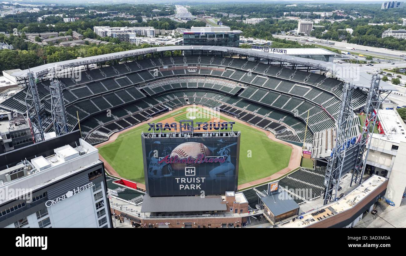 Ein Blick aus der Vogelperspektive auf den Truist Park zeigt ein modernes Baseballstadion in der Vorstadtlandschaft von Cobb County. Umgeben von Battery Atlanta Stockfoto