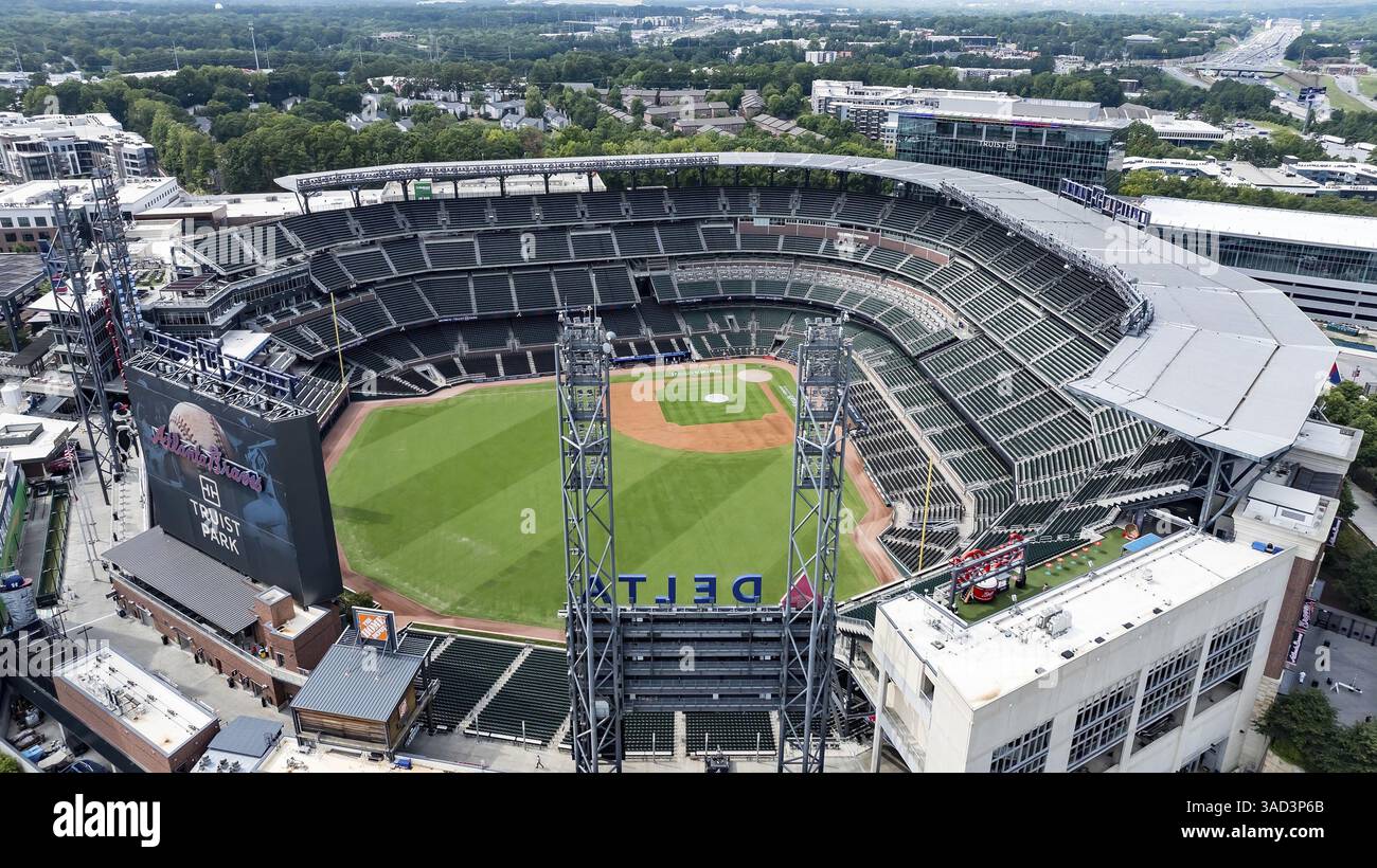 Ein Blick aus der Vogelperspektive auf den Truist Park zeigt ein modernes Baseballstadion in der Vorstadtlandschaft von Cobb County. Umgeben von Battery Atlanta Stockfoto