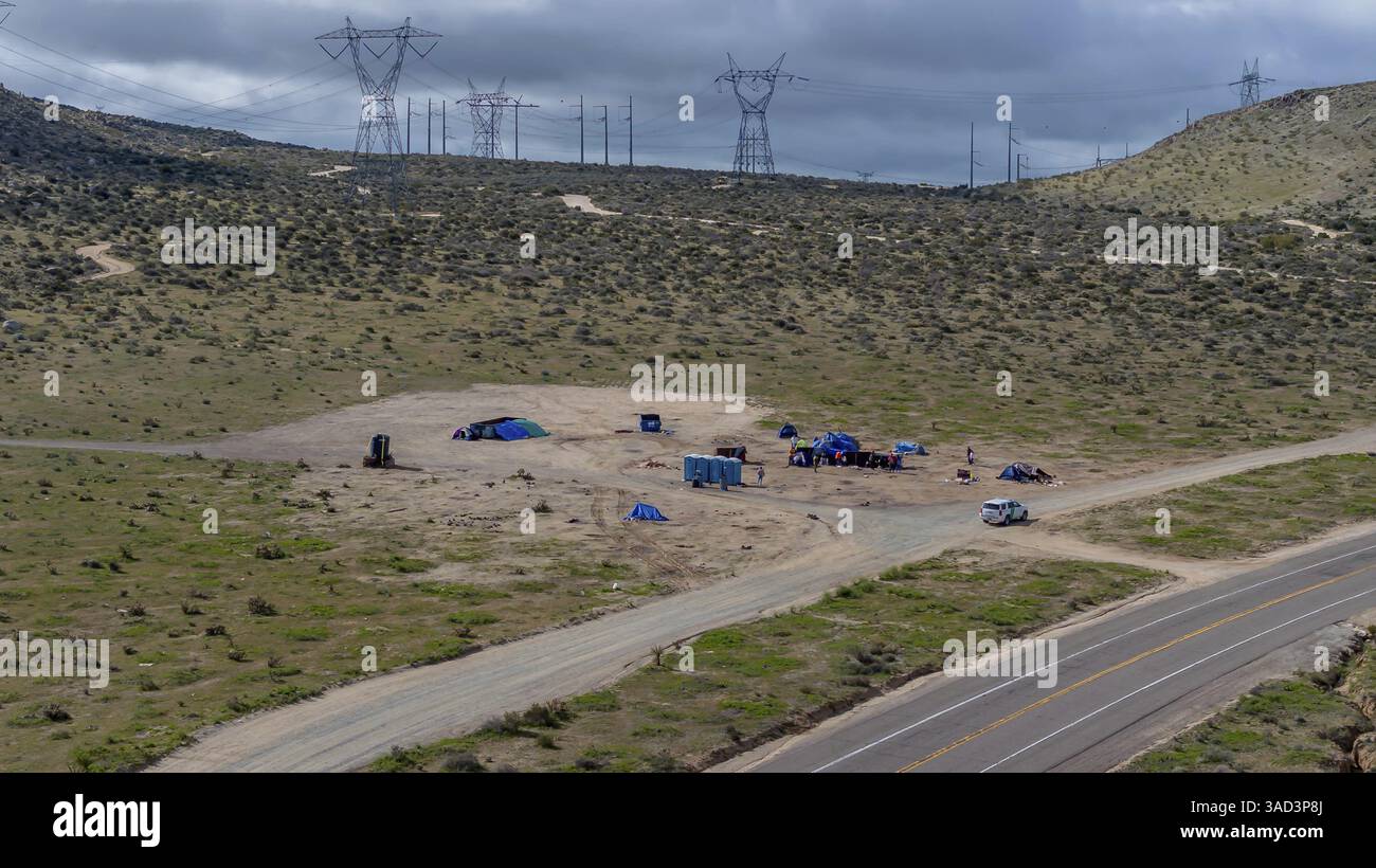 Provisorischer Campingplatz in Jacumba, Kalifornien, beherbergt illegale Einwanderer und hebt komplexe Grenzfragen und humanitäre Herausforderungen in der Region hervor, J Stockfoto