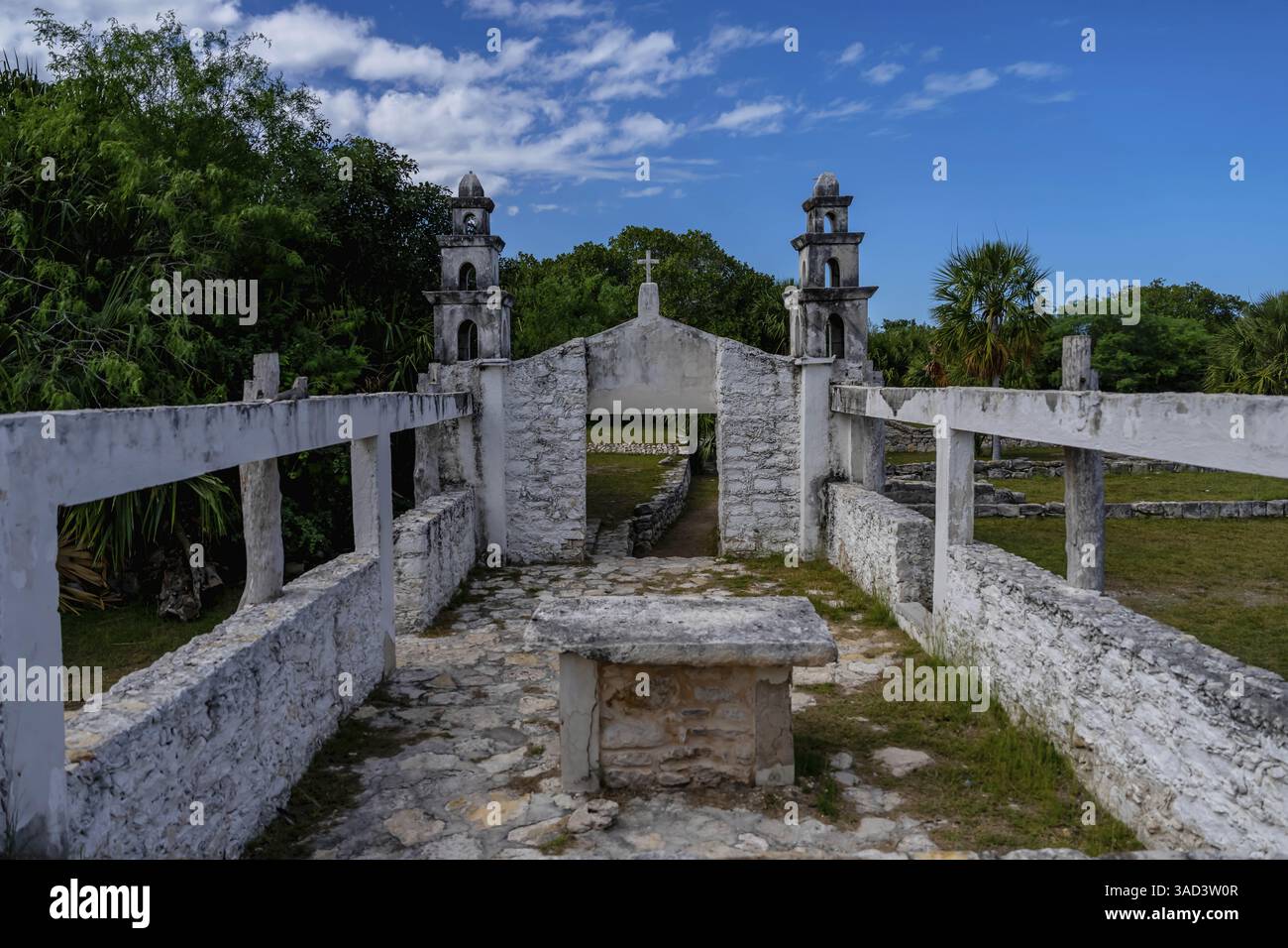 Die Maya-Ruinen von Xcambo in Telchec, Yucatan, Mexiko, bieten einen faszinierenden Einblick in alte Skulpturen, Pyramiden und einen reichen kulturellen Wandteppich von historyâ Stockfoto