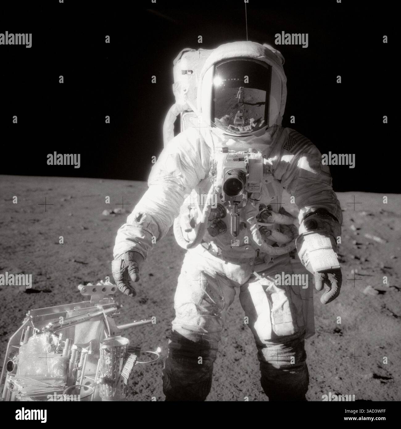 3. November 2011 - Mond, Lower Earth Orbit - DATEI Astronaut ALAN L. BEAN, Pilot des Mondmoduls, hält während des Apollo 12-Weltraumwandels auf der Mondoberfläche in der Nähe eines Werkzeugträgers an. Commander Charles Conrad Jr., der das Schwarzweißfoto gemacht hat, spiegelt sich in Beans Helmvisier wider. (Credit Image: © NASA/ZUMAPRESS.com) Stockfoto