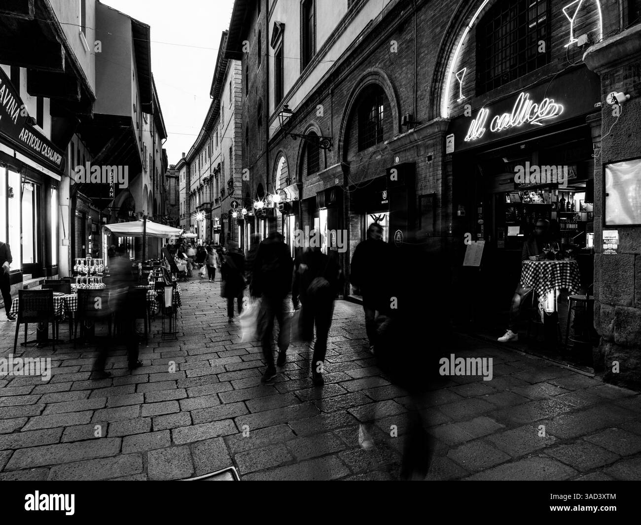 Italien, Bologna, Straßenszene, Schwarz-weiß Stockfoto