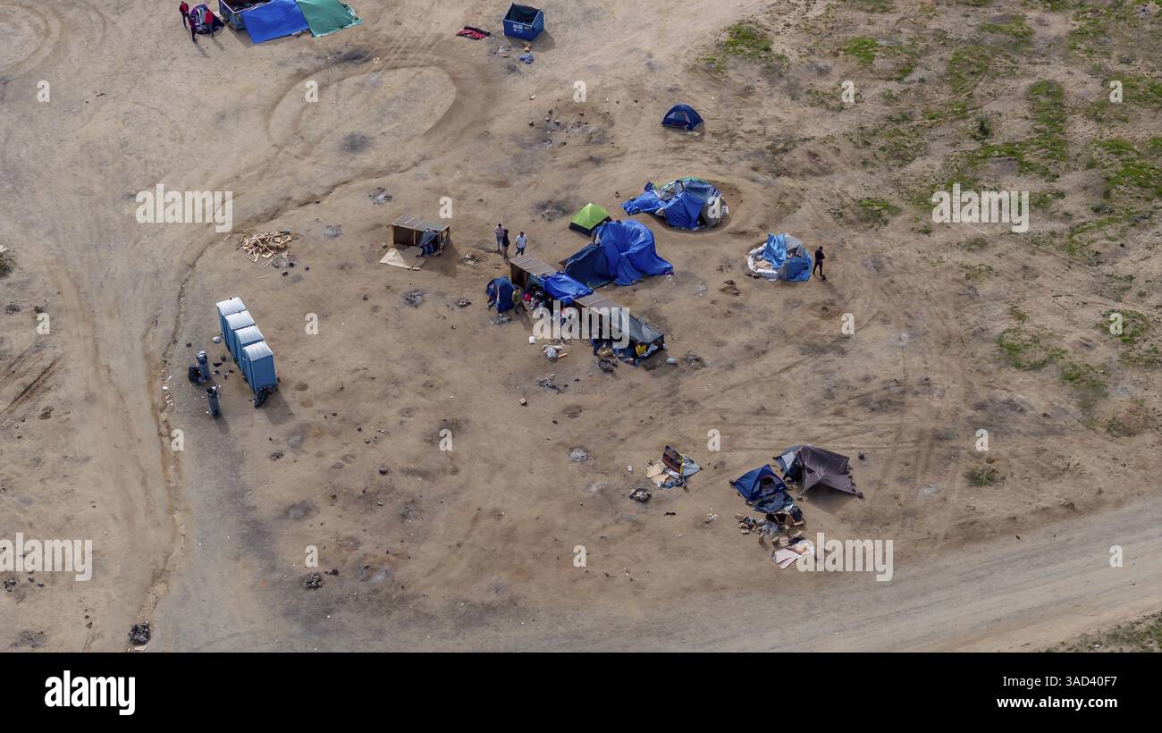 Provisorischer Campingplatz in Jacumba, Kalifornien, beherbergt illegale Einwanderer und hebt komplexe Grenzfragen und humanitäre Herausforderungen in der Region hervor, J Stockfoto