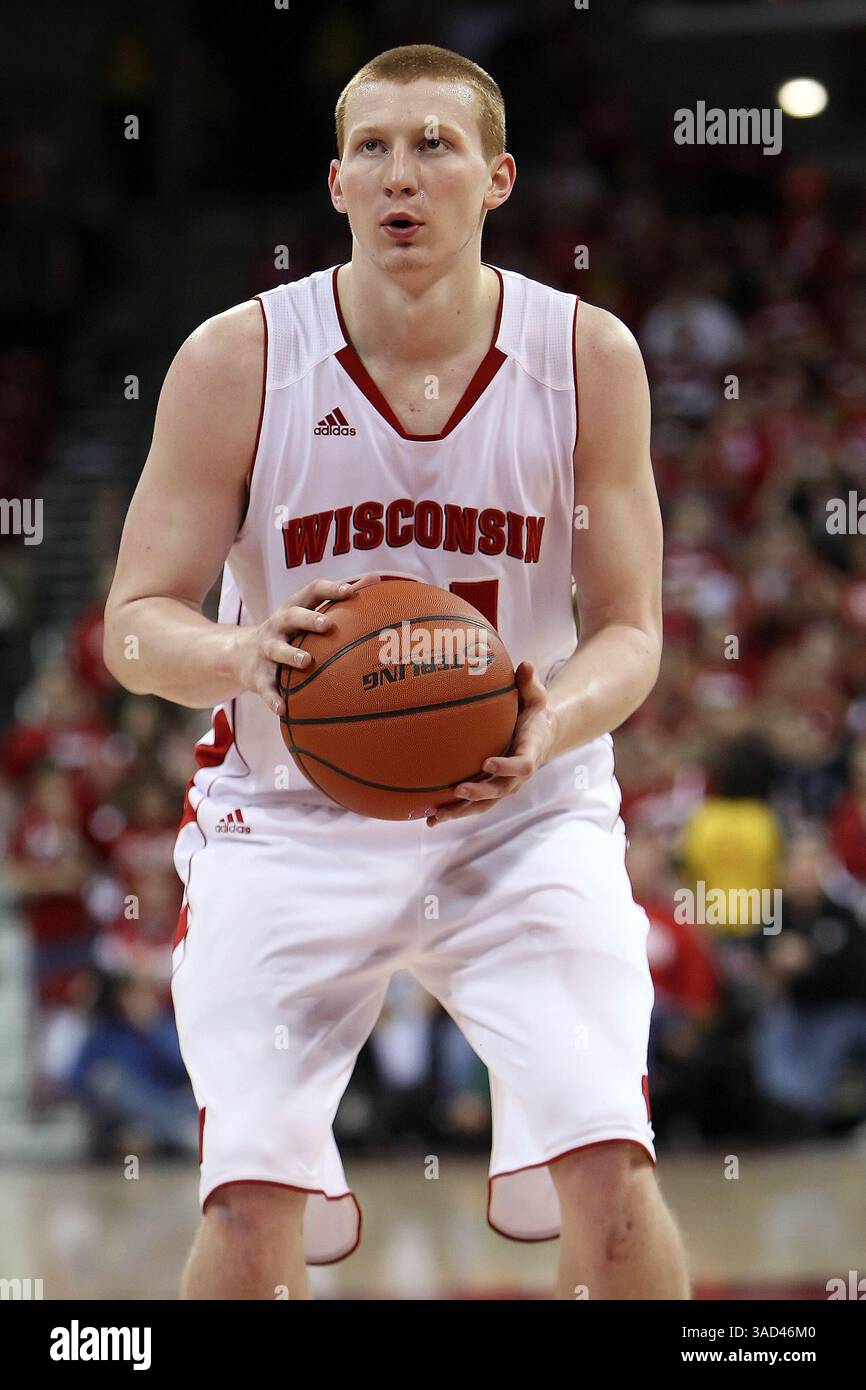 Dezember 2011: Madison, Wisconsin, USA S - Wisconsin Stürmer Mike Bruesewitz #31 versucht einen Freiwurf während des Spiels. Die Wisconsin Badgers besiegten die Green Bay Phoenix 70-42 im Kohl Center in Madison, Wisconsin. (Bild: © John Fisher/Southcreek/ZUMAPRESS.com) Stockfoto