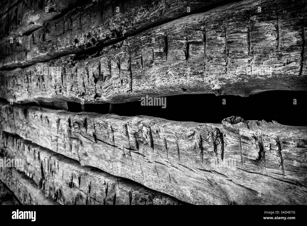 Alte handgeschnitzte Holzwand der Scheune Stockfoto