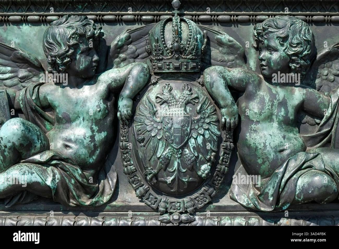 Wien, Österreich. Bronze-Detail von Engeln und königlichem Wappen Stockfoto