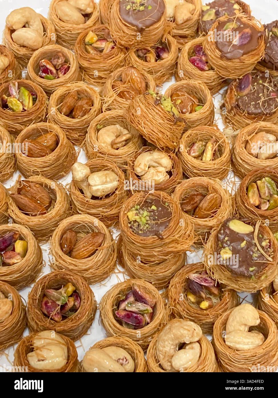 Brügge, Belgien. Leckere Desserts aus dem Nahen Osten zum Verkauf in einer Konditorei Stockfoto