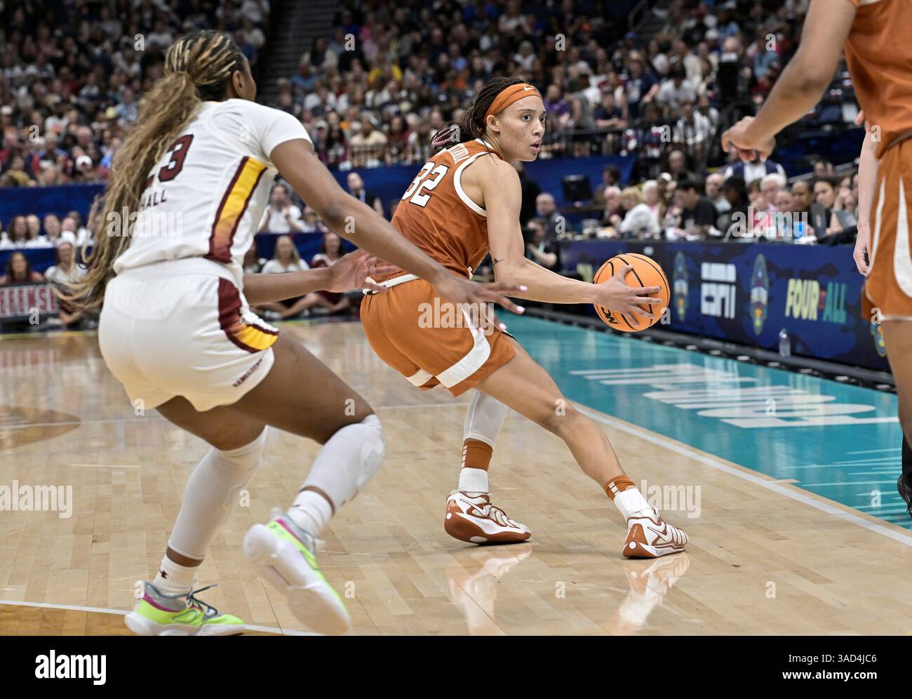 Tampa, Usa. April 2025. Der texanische Garde Ndjakalenga Mwenentanda (32) wird in der zweiten Halbzeit von Bree Hall (23) aus South Carolina während der Finalrunde des NCAA Women's Basketball Turniers in der Amalie Arena in Tampa, Florida, bewacht 2025. Foto: Steve Nesius/UPI. Quelle: UPI/Alamy Live News Stockfoto