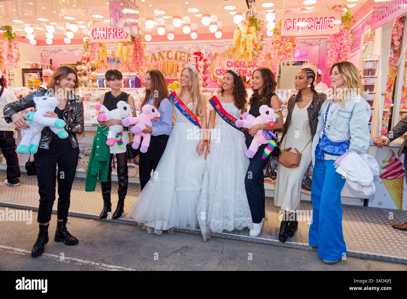 Paris, Frankreich. April 2025. Melody Vilbert (Miss France 1995), ve Gilles (Miss France 2024), Nathalie Marquay (Miss France 1987), Miss Foire du Trone Esmeralda 23 - 24, Miss Esmeralda 2025 reine des Forains, Indira Ampiot (Miss France 2023), Clémence Botino (Miss France 2020) und Sophie Thalmann (Miss France 1998) nehmen Trône am 4. April 2025 in Paris Teil. Die Foire du Trône findet vom 4. April bis 9. Juni 2025 auf dem Rasen von Reuilly in Paris statt. Quelle: Bernard Menigault/Alamy Live News Stockfoto