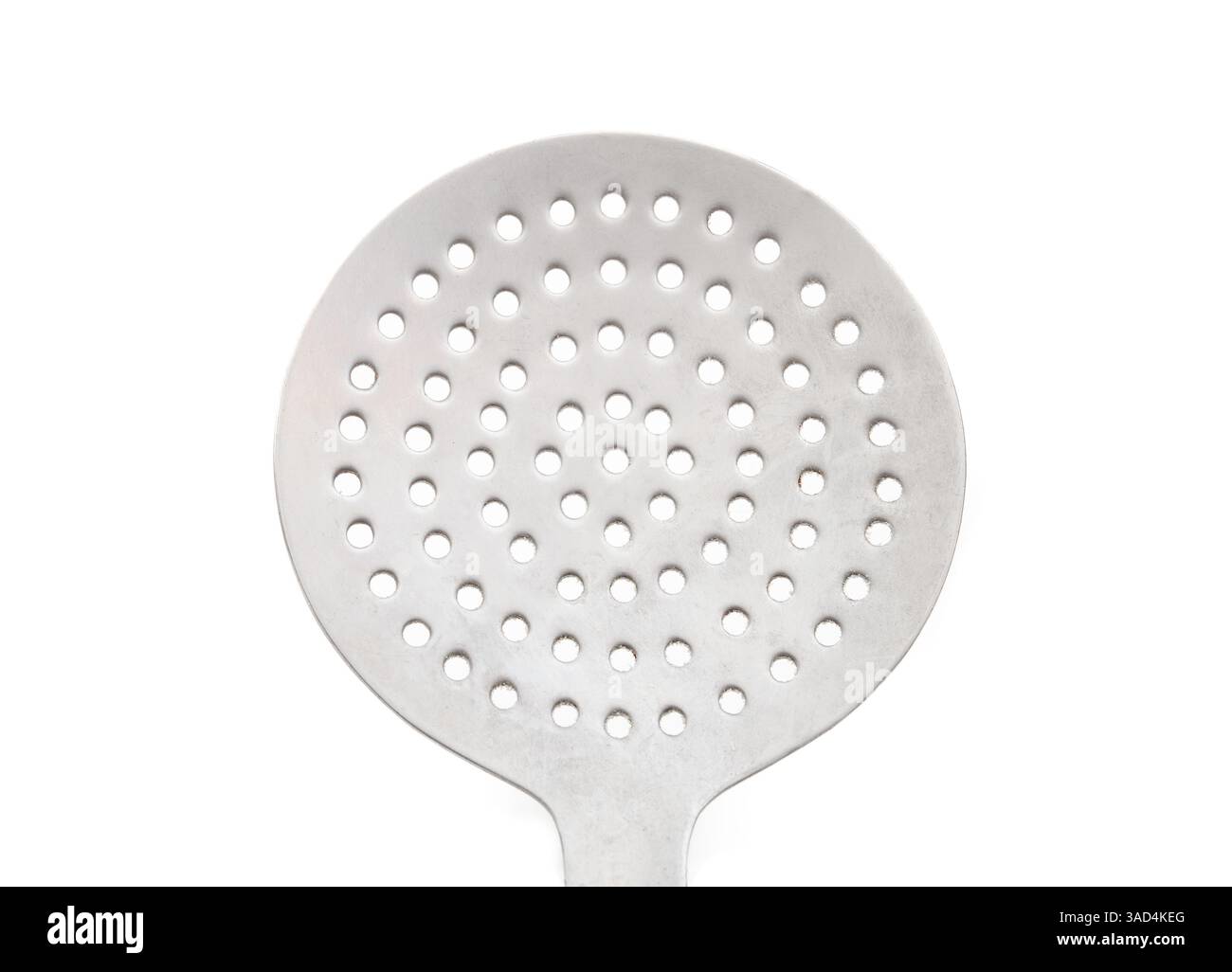 Nahaufnahme von Sieb oder Skimmer. Küchenutensilien aus Edelstahl zum Auffangen, Entstauen, Absaugen oder Übertragen von Speisen während des Kochens. Selektiver Fokus. Weiß Stockfoto