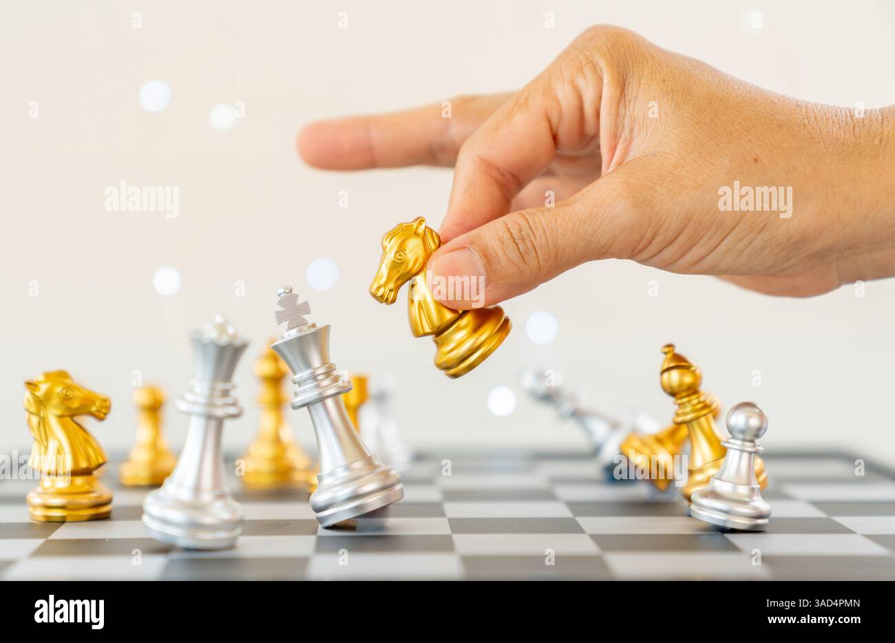 Geschäftsmann bewegt Schachstück und Schachmatt während des Wettkampfs. Erfolgreiches Wettbewerbskonzept. Stockfoto