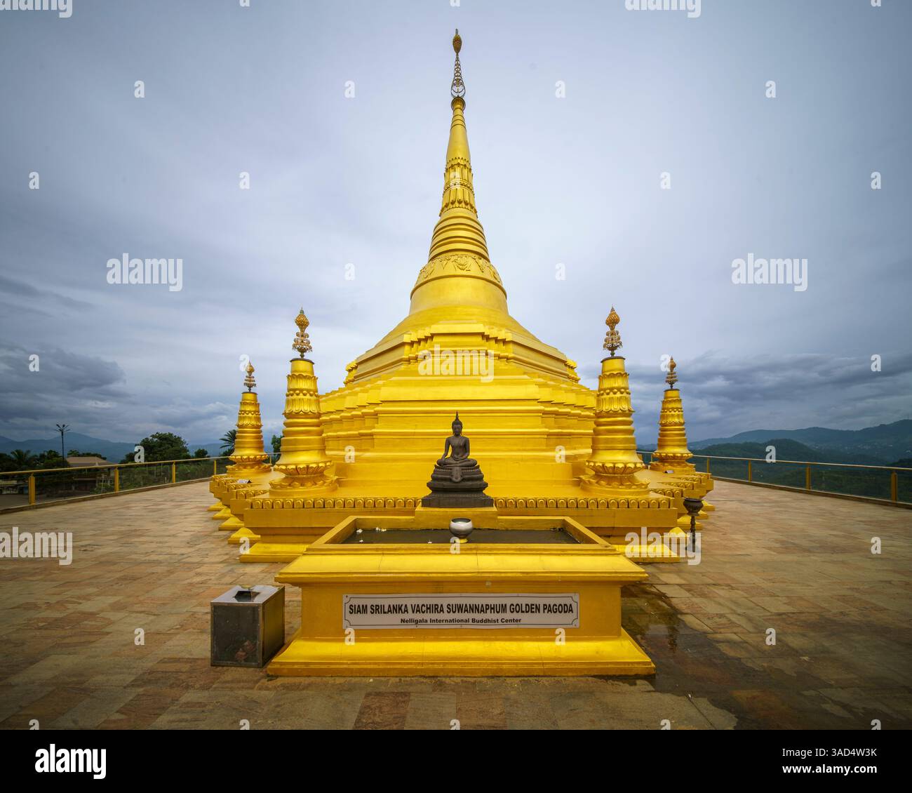 Die goldene Pagode im Nelligala International Buddhist Centre, Sri Lanka, strahlt spirituelle Ruhe aus und bietet einen atemberaubenden Blick auf die Umgebung Stockfoto