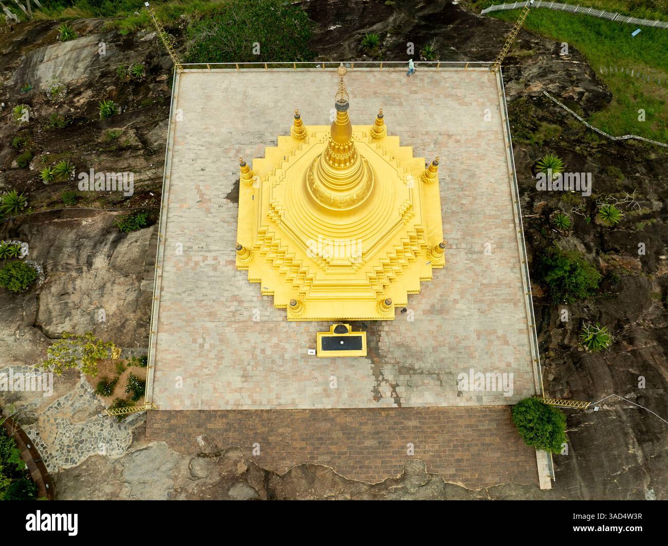 Die goldene Pagode im Nelligala International Buddhist Centre, Sri Lanka, strahlt spirituelle Ruhe aus und bietet einen atemberaubenden Blick auf die Umgebung Stockfoto