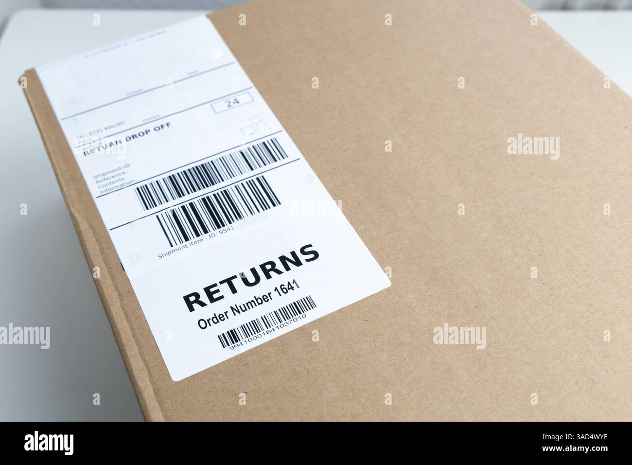 Verpackung mit Rücksendeetikett und Strichcode für die Rücksendung Stockfoto