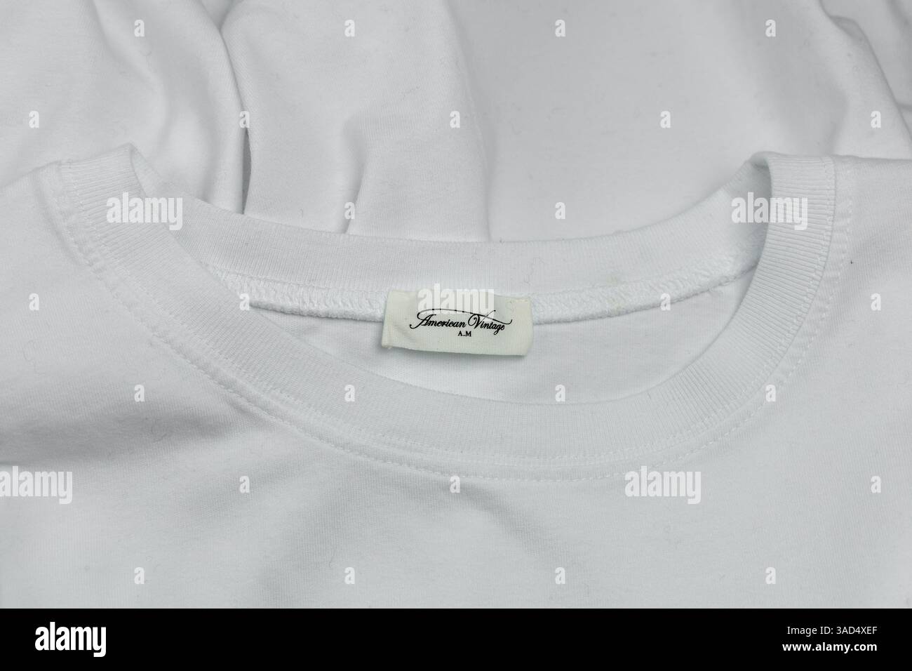 Nahaufnahme des Bekleidungsetiketts. T-Shirt der französischen Marke American Vintage Stockfoto