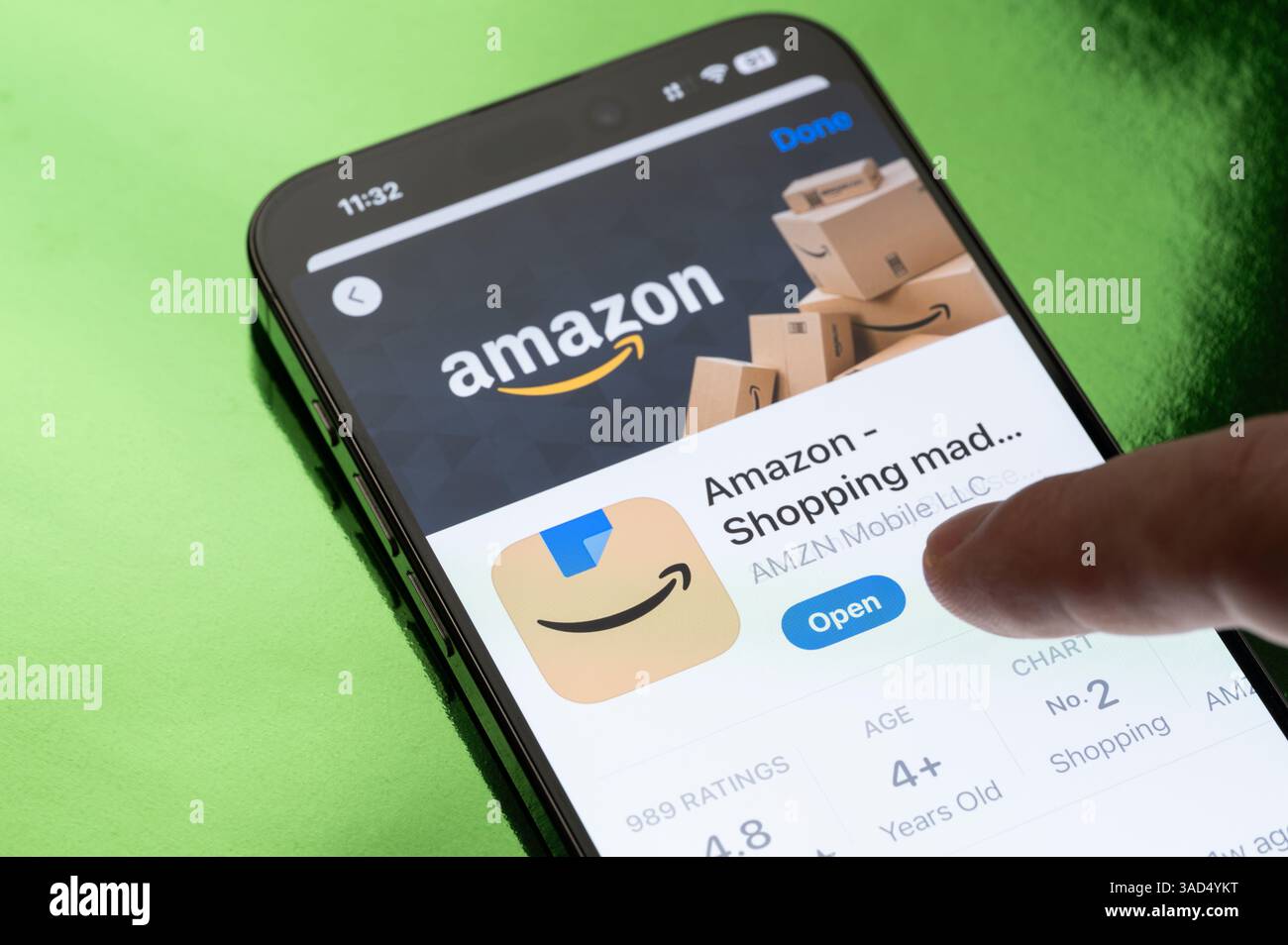 New York, USA – 30. März 2025: Amazon App wird auf dem Smartphone-Bildschirm geöffnet Stockfoto