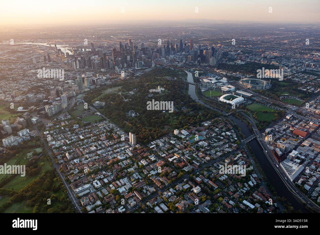 Blick aus der Vogelperspektive auf den Yarra River, die Royal Botanic Gardens, die Olympischen Parks und das CBD von Melbourne bei Sonnenuntergang mit nordwestlichem Blick von South Yarra. Stockfoto