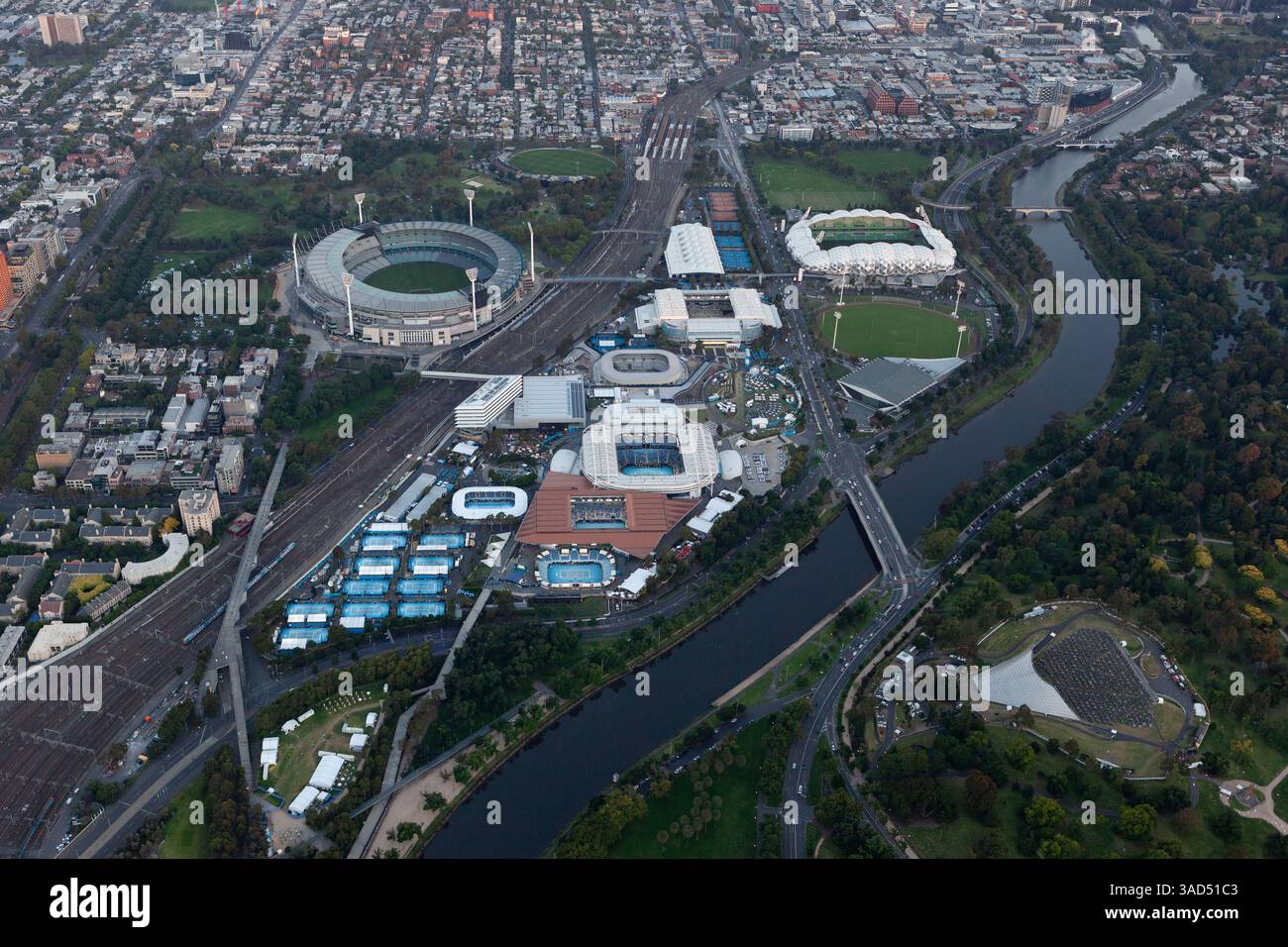 Blick aus der Vogelperspektive auf den Yarra River, Melbourne und Olympic Parks, MCG, Yarra Park und die Royal Botanic Gardens bei Sonnenuntergang. Stockfoto