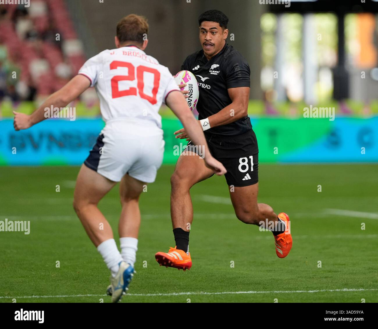 Singapur National Stadium, Singapur. April 2025. HSBC International Rugby Sevens Singapur Day 1; Sofai Maka aus Neuseeland läuft während des Pool D Matches USA gegen Neuseeland bei Jacob Broselle aus den USA. Credit: Action Plus Sports/Alamy Live News Stockfoto