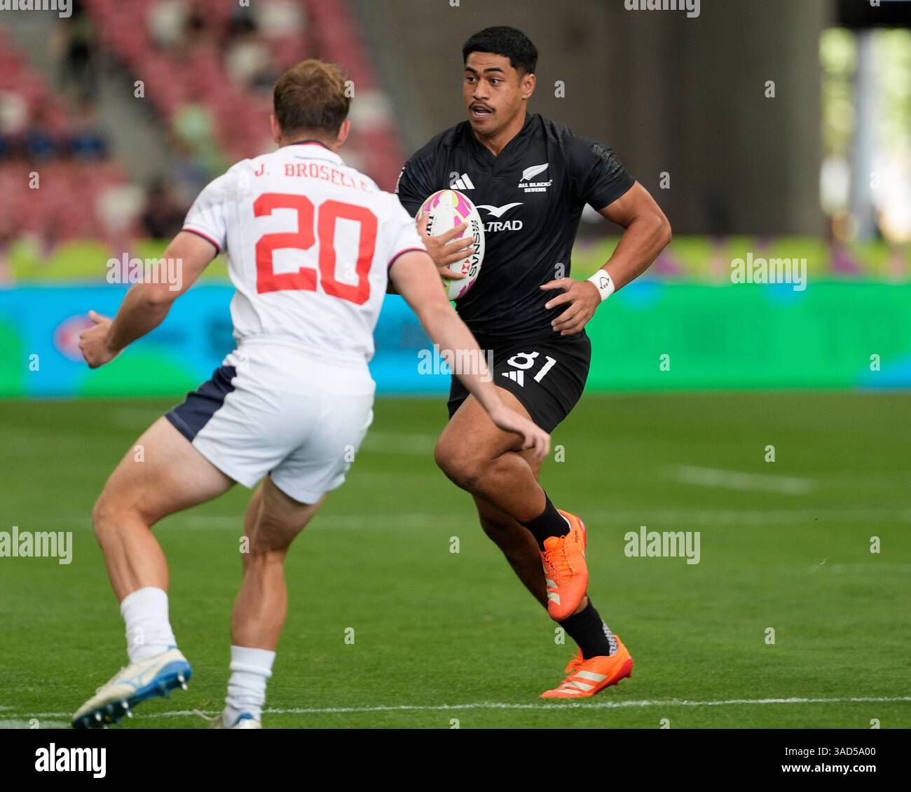 Singapur National Stadium, Singapur. April 2025. HSBC International Rugby Sevens Singapur Day 1; Sofai Maka aus Neuseeland läuft während des Pool D Matches USA gegen Neuseeland bei Jacob Broselle aus den USA. Credit: Action Plus Sports/Alamy Live News Stockfoto