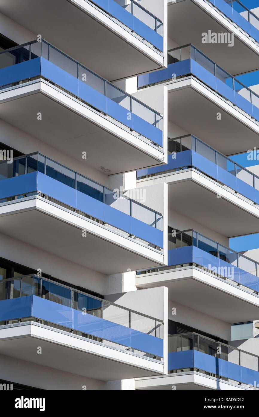 Fassade eines modernen Wohngebäudes in Badalona, Spanien, mit vielen Balkonen Stockfoto
