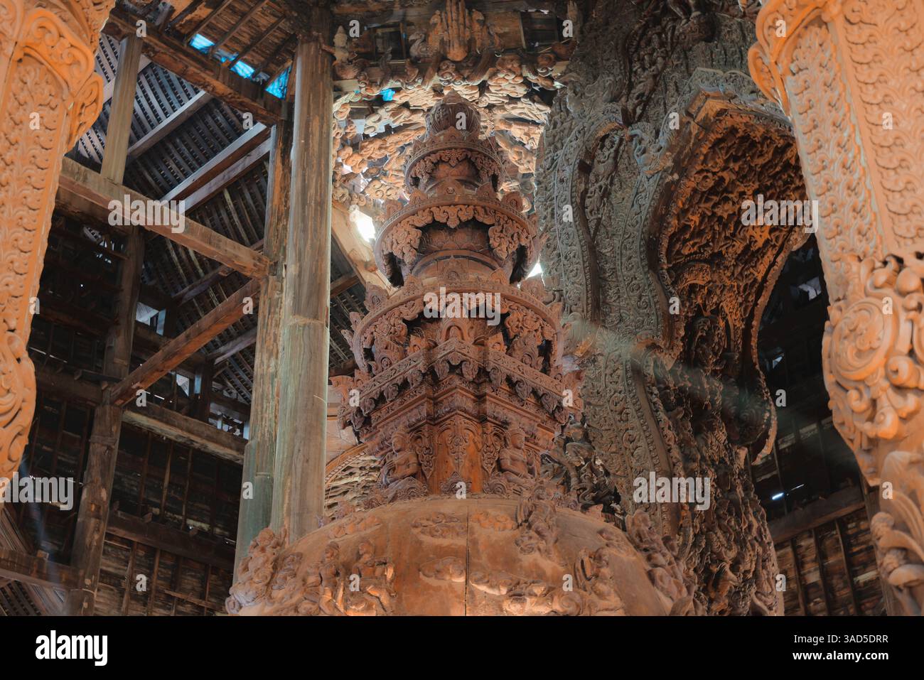 Die prächtige und komplizierte Holzarchitektur zeigt zeitlose Handwerkskunst und Kunstfertigkeit Stockfoto