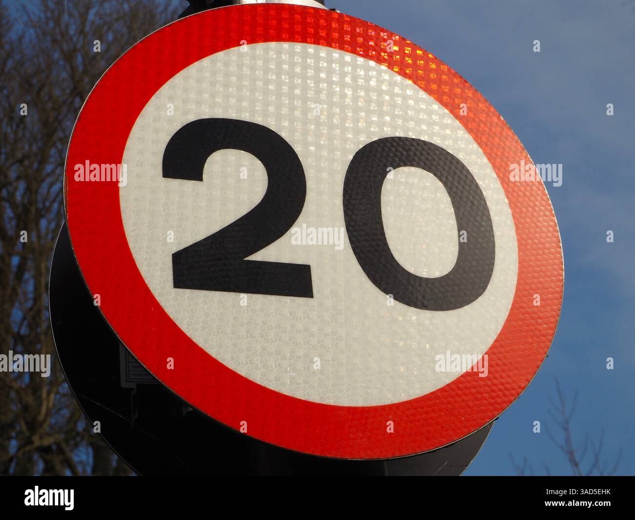 20-mph-Geschwindigkeitsbegrenzung. Themen – Fahrzeug, Fahren, Straßenschilder, Einschränkungen, Vorschriften, die Straßenordnung, die Straßenregeln Stockfoto