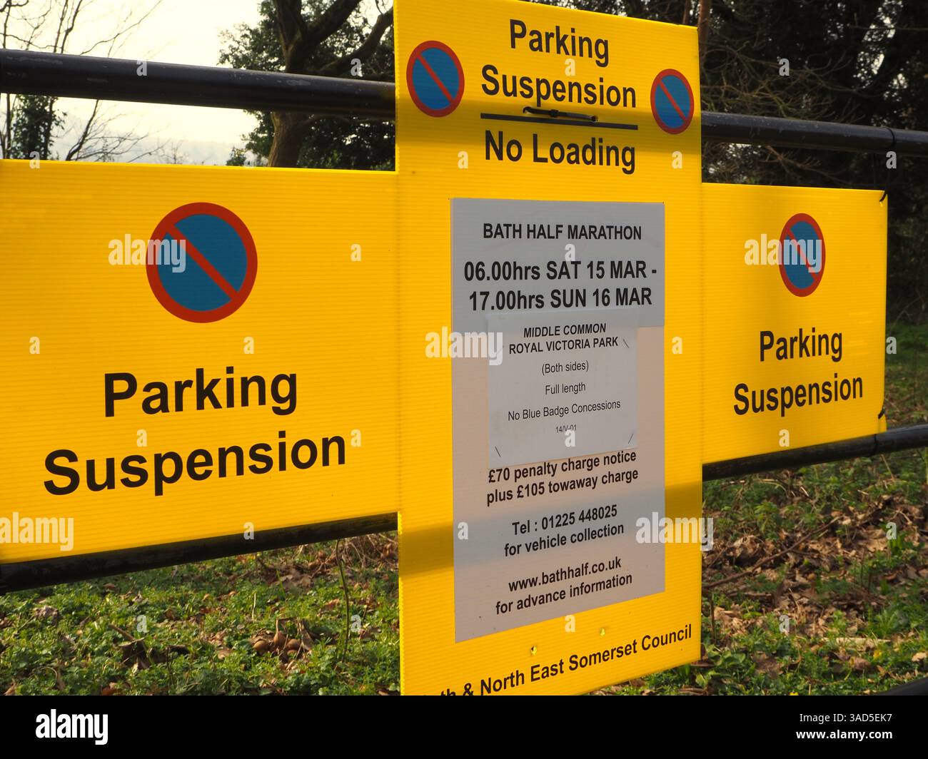 Gelber Hinweis zur Parksperre in Bath, Somerset für das Bath Half Marathon (Bath Half) Straßenrennen. Stockfoto