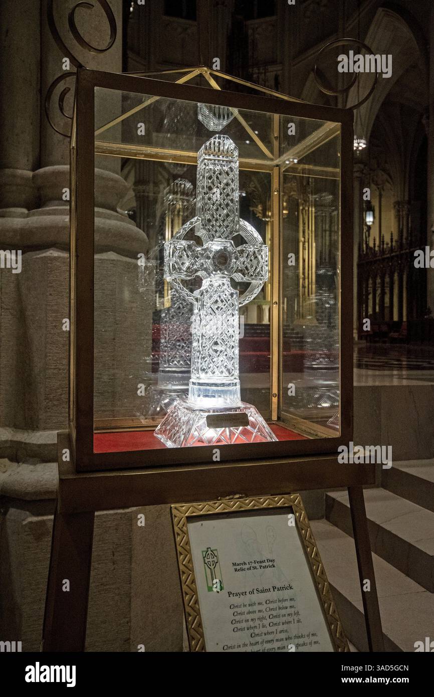 Kristallkreuz im keltischen Stil mit einem Relikt von St. Patrick, St. Patrick's Cathedral, Manhattan, New York City, USA Stockfoto