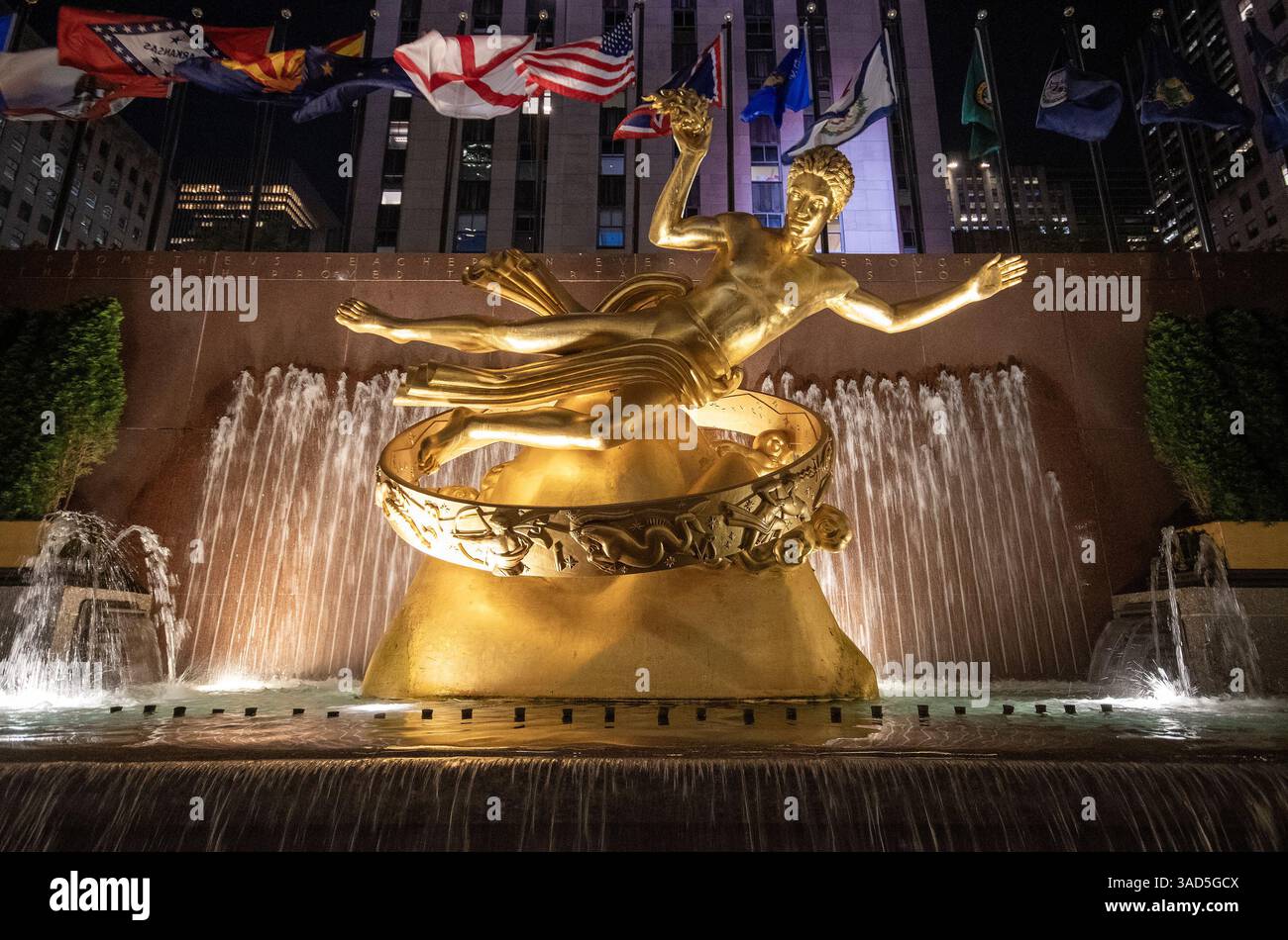 Brunnen mit goldener Prometheus-Statue (vom amerikanischen Bildhauer Paul Manship) in Lower Plaza, Rockefeller Center, Manhattan, New York City, USA Stockfoto