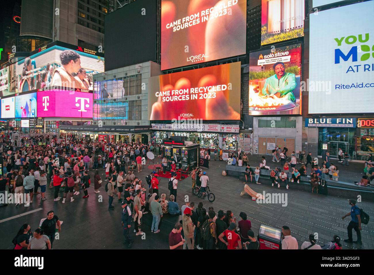 Menschenmenge am Times Square bei Nacht, Manhattan, New York City, USA Stockfoto