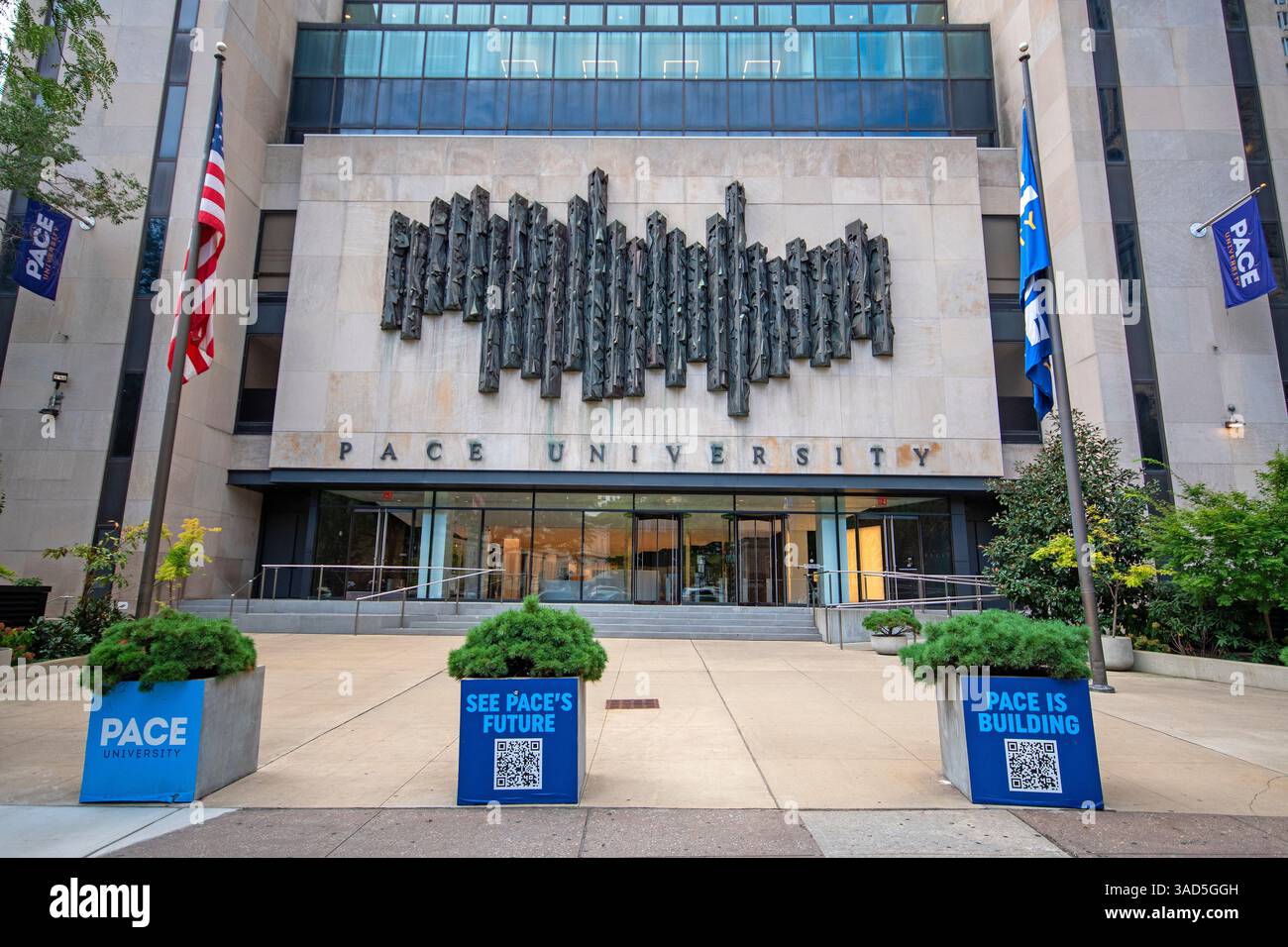 Gebäude der Pace University mit der abstrakten Kupferskulptur „Brotherhood of man“ von Nehemia Azaz (1923–2008), Manhattan, New York City, USA Stockfoto