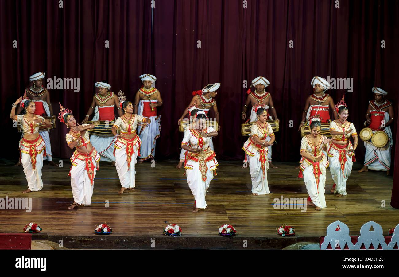 14.01.2025. Kandy, Sri Lanka. Traditionelle kandyanische Tänzer führen in Kandy, Sri Lanka, eine kulturelle Trommeltrommel- und Tanzroutine in lebendigen Kostümen auf Stockfoto