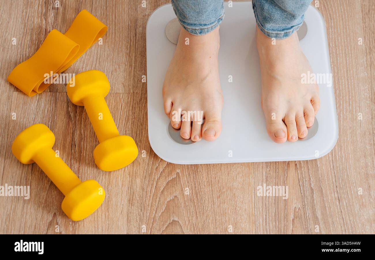 Diät- und Gewichtsreduktion-Konzept. Frau mit Bodenwaage. Hochwertige Fotos Stockfoto