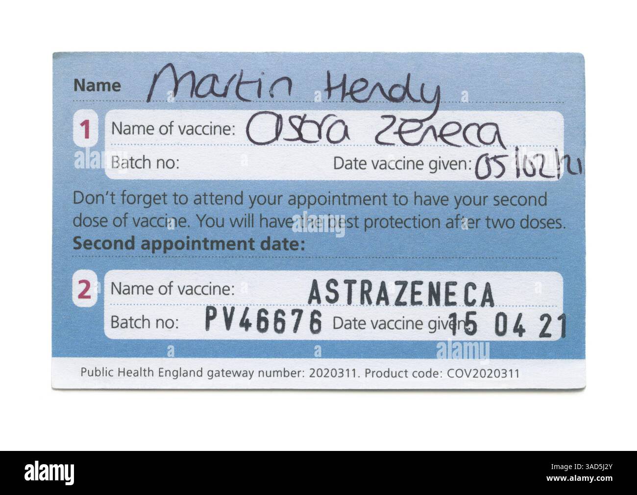 Eine COVID-Impfkarte des Vereinigten Königreichs aus dem Jahr 2021 – die COVID-19-Erinnerungskarte des NHS (British National Health Service) für das Coronavirus wurde für die Dosis 1 und 2 sowie für die dritte Dosis und die Auffrischimpfung verwendet. Spätere Karten wurden nicht mehr mit den Impfstoffen an die Impfzentren geliefert, die die Impfungen verabreichten. Bei dem hier verabreichten Impfstoff handelt es sich um einen im Februar 2021 verabreichten Impfstoff mit AstraZeneca, wobei die zweite im April verabreichte Nachimpfung dokumentiert wurde. Stockfoto